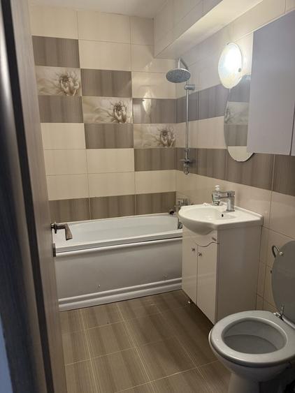 Apartament cu 3 camere semidecomandat în Central