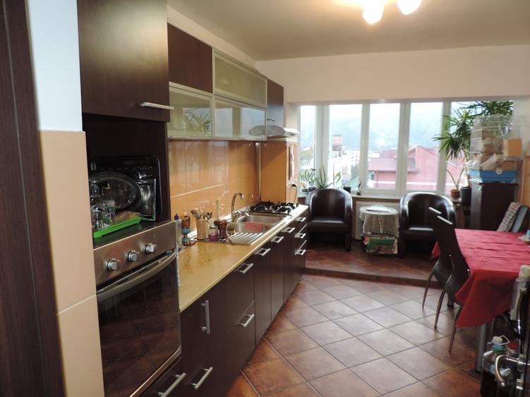 Apartament cu 3 camere decomandat în Mărăței