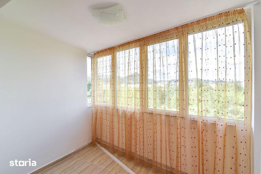Apartament cu 3 camere semidecomandat, mobilat în Vlahuță