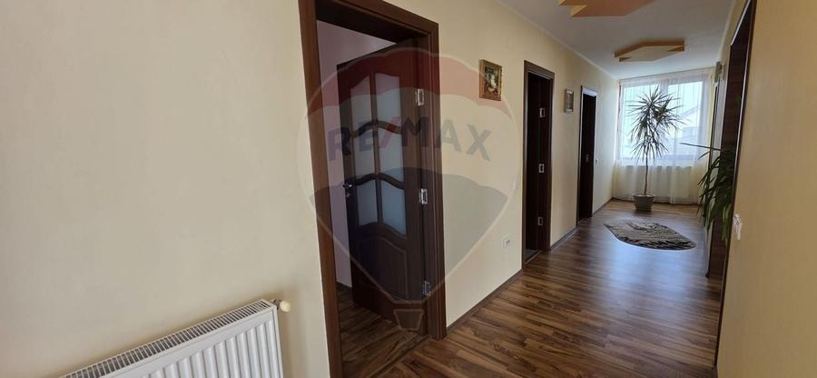 Casă individuală cu 6 camere cu Teren 721 Mp în Dârza