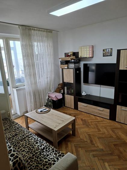 Apartament cu 2 camere semidecomandat în Craiovei