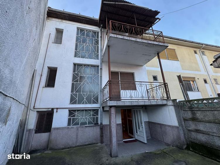 Casă cu 9 camere decomandat cu Teren 101 Mp în Central