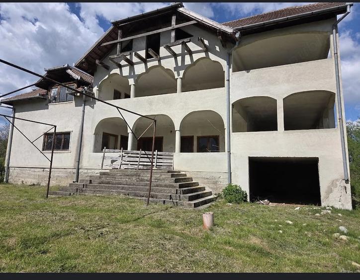 Casă cu Teren 5500 Mp în Central