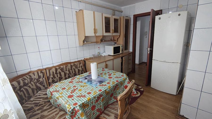 Apartament cu 3 camere semidecomandat în Central