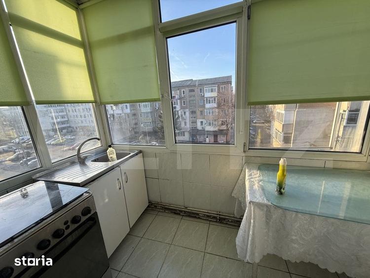 Apartament cu 3 camere decomandat, mobilat în Micro 6