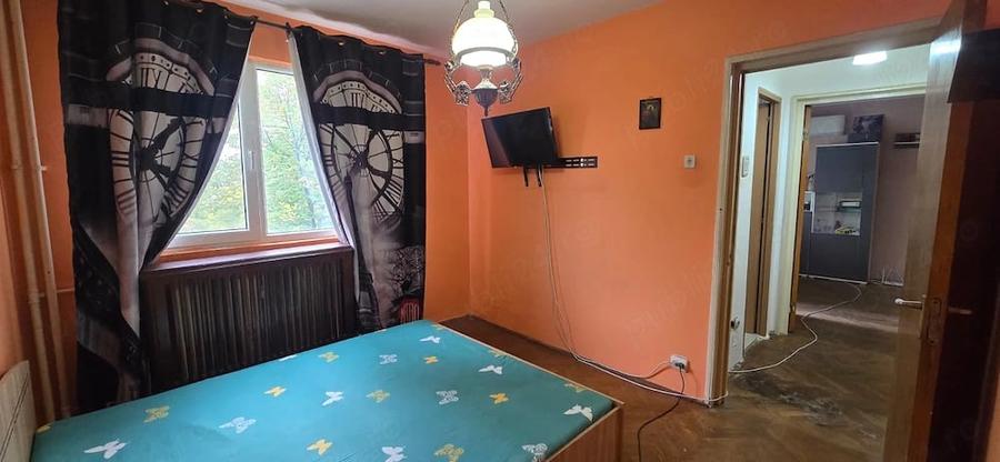 Apartament cu 3 camere semidecomandat în Ghencea