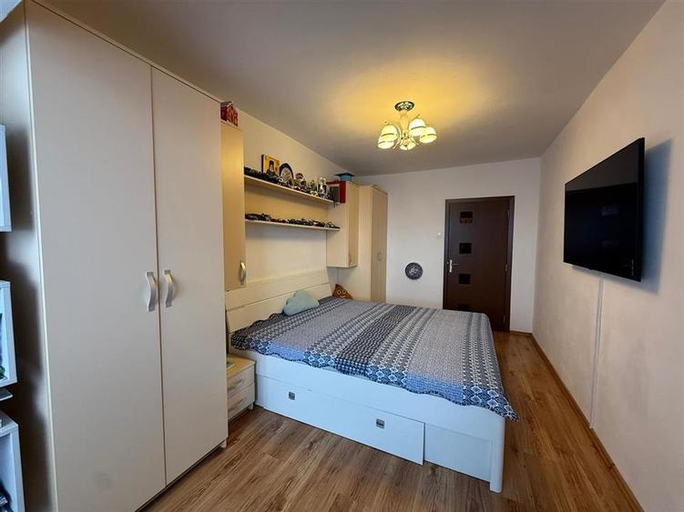 Apartament cu 3 camere decomandat, mobilat în Turnișor