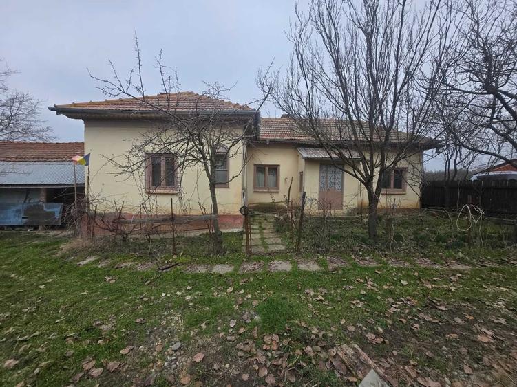 Casă cu 4 camere în Segarcea-Deal