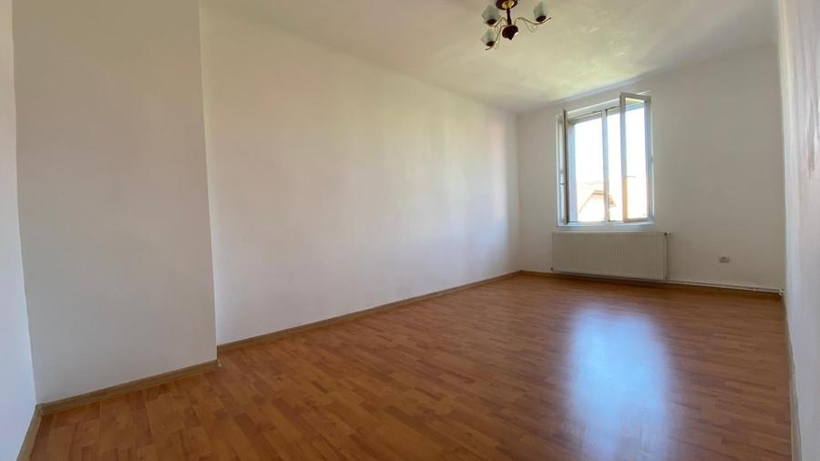 Apartament cu 2 camere decomandat în Tractorul