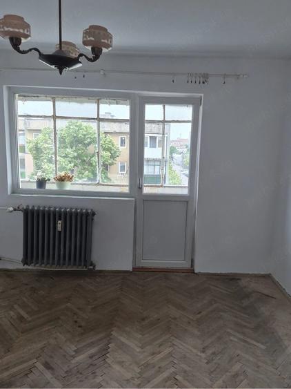 Apartament cu 3 camere semidecomandat în Crihala