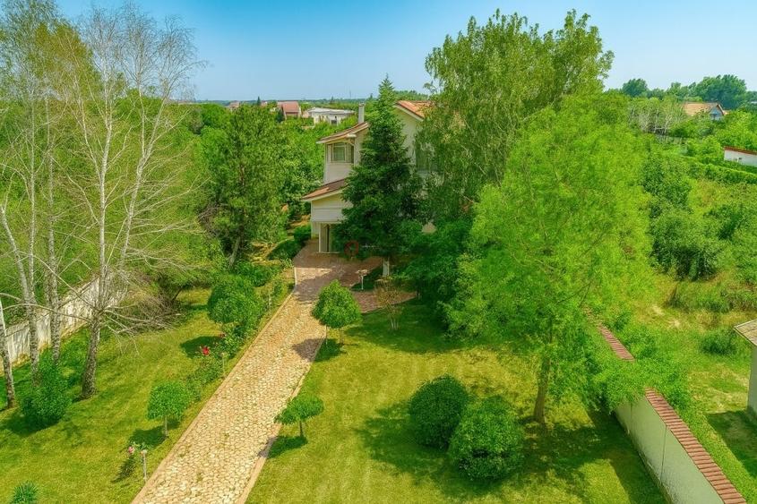 Casă cu 9 camere cu Teren 4500 Mp în Domnești
