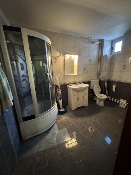 Casă individuală cu 8 camere cu Canalizare în Ultracentral