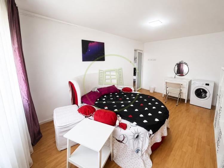 Apartament cu 4 camere semidecomandat, mobilat în Băneasa