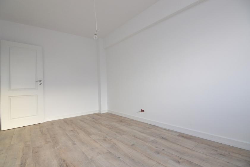 Apartament cu 3 camere semidecomandat în Calea Călărașilor