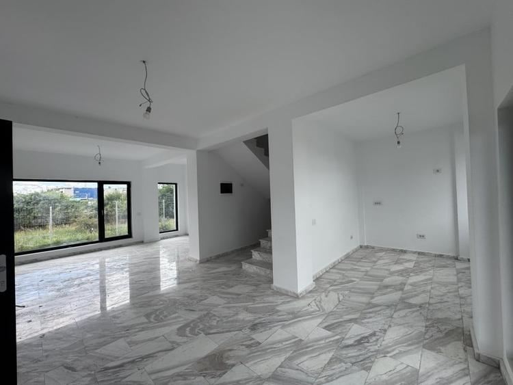 Duplex cu 4 camere cu Canalizare în Albert