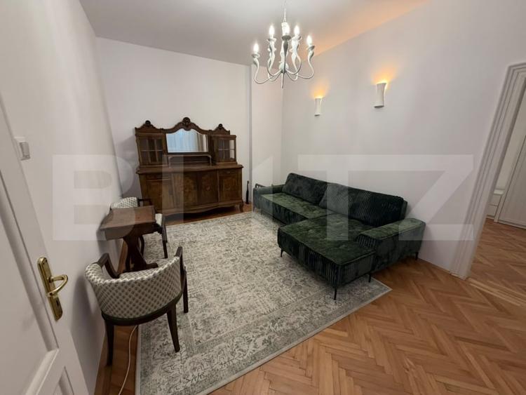 Apartament cu 3 camere semidecomandat, mobilat în Central