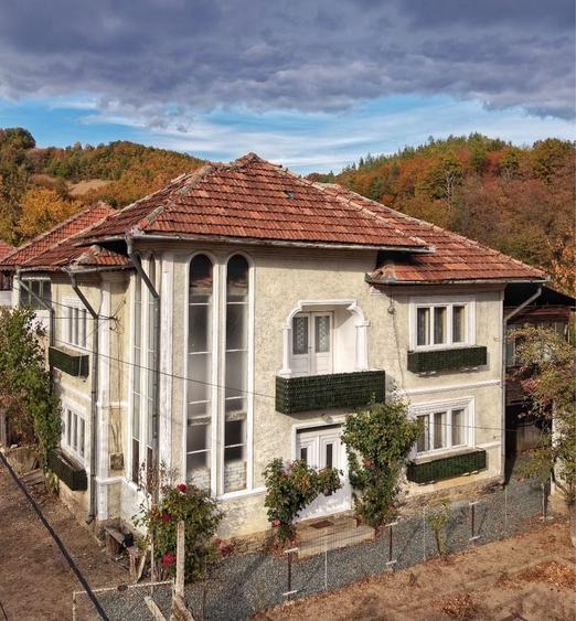 Casă cu 4 camere în Exterior Vest