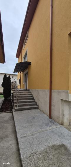 Casă cu 8 camere cu Teren 250 Mp în Central