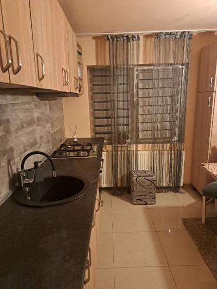 Apartament cu 3 camere decomandat, mobilat în 9 Mai