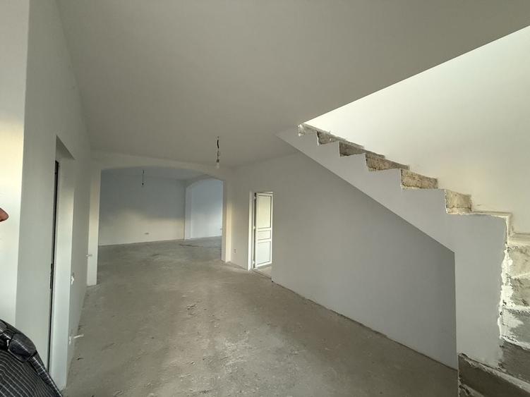 Casă cu 4 camere în Roata de Jos
