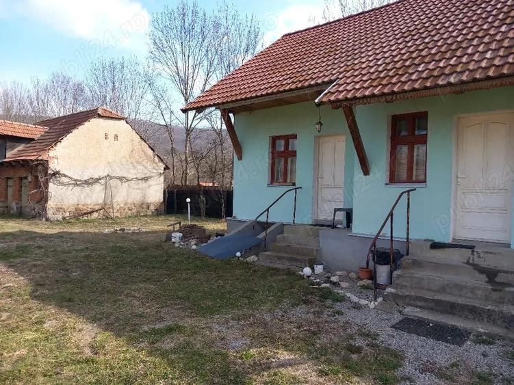 Casă cu 2 camere cu Teren 2200 Mp în Lisnău