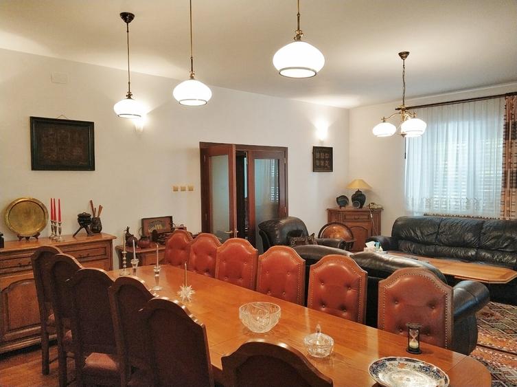 Casă cu 7 camere cu Canalizare în Central