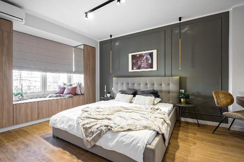 Apartament cu 3 camere semidecomandat, mobilat în P-ța Romană