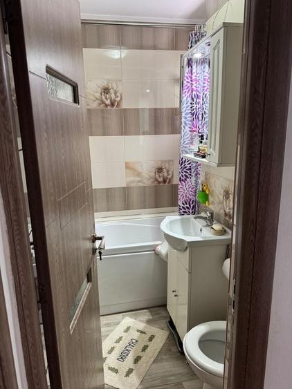Apartament cu 3 camere semidecomandat în Micro 6