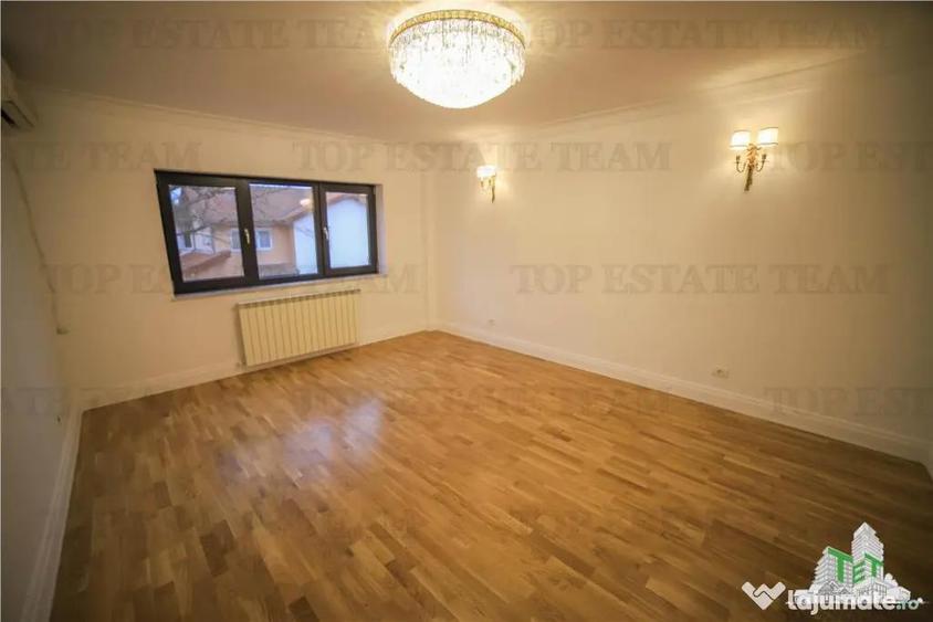 Casă cu 7 camere cu Teren 300 Mp în Central