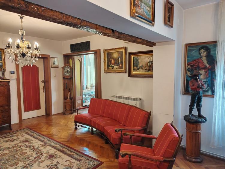 Duplex cu 7 camere cu Canalizare în Central