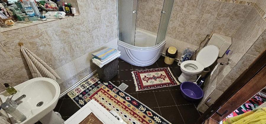 Casă cu 2 camere cu Teren 983 Mp în Central