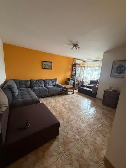 Apartament cu 3 camere decomandat, mobilat în Central