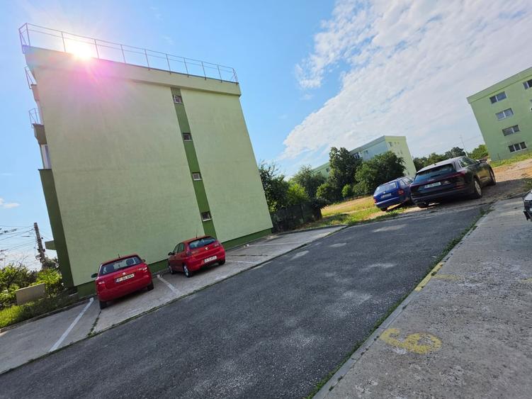 Apartament cu 3 camere decomandat în 1 Decembrie