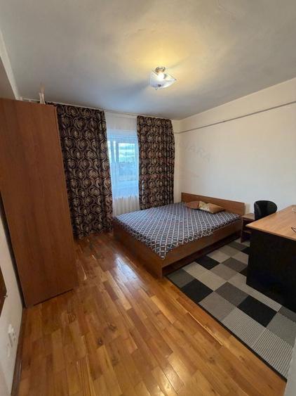 Apartament cu 4 camere decomandat, mobilat în Piața Centrală