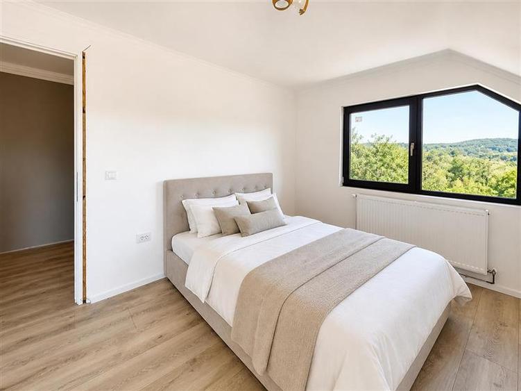 Casă individuală cu 5 camere cu Teren 1532 Mp în Exterior Est