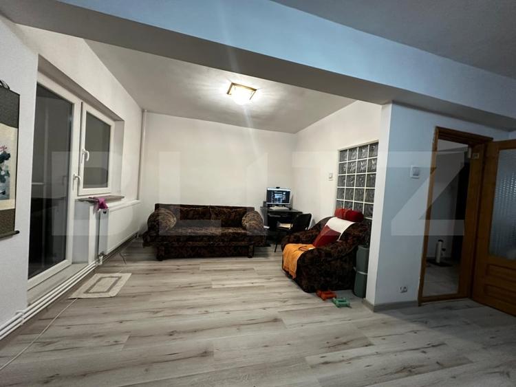 Apartament cu 4 camere decomandat, mobilat în Calea București