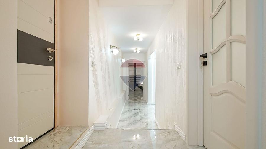 Apartament cu 3 camere decomandat în Colonia Bod
