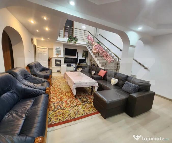 Casă cu 9 camere cu Teren 1500 Mp în Criș