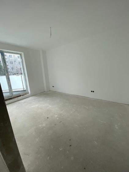 Apartament cu 3 camere semidecomandat în Est