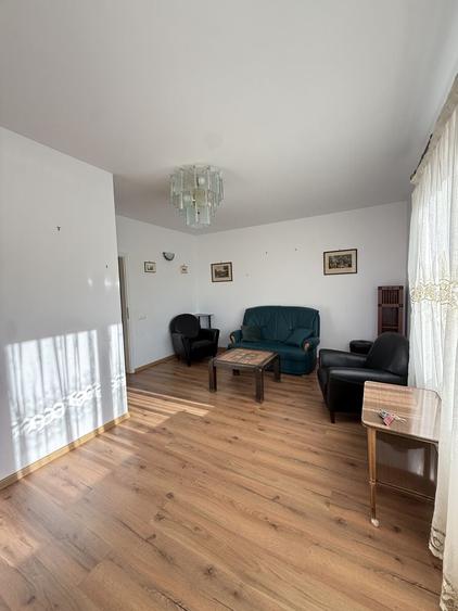 Apartament cu 3 camere decomandat în Zorilor