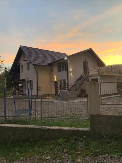 Casă cu 4 camere în Trăisteni