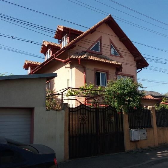 Casă individuală cu 10 camere cu Teren 331 Mp în Petricani