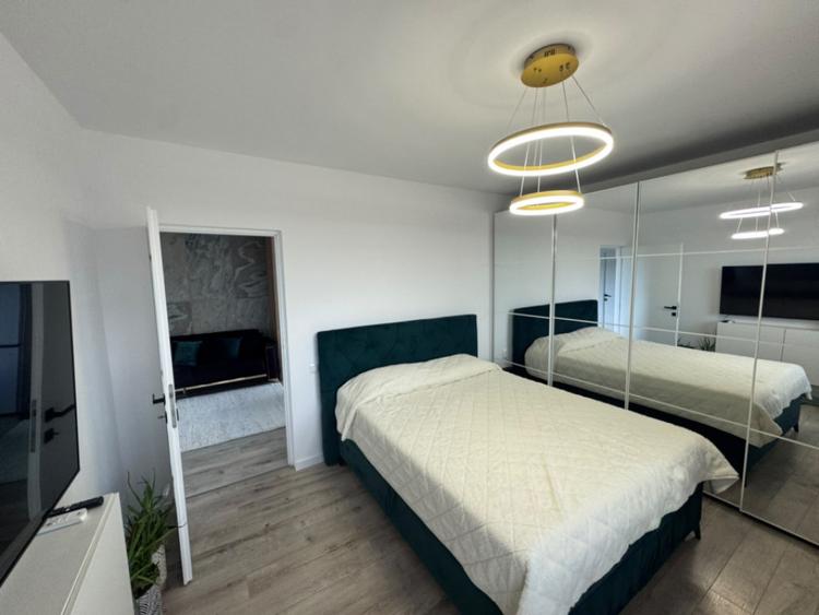 Apartament cu 3 camere semidecomandat în Dâmbul Rotund