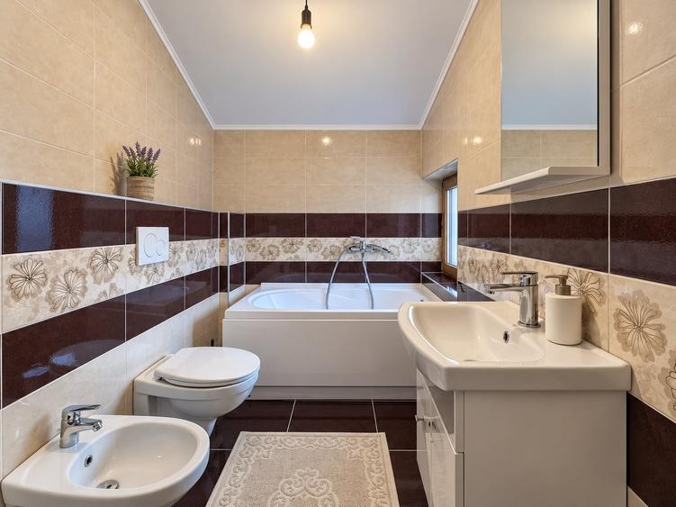 Casă individuală cu 5 camere cu Canalizare în Ovidiu