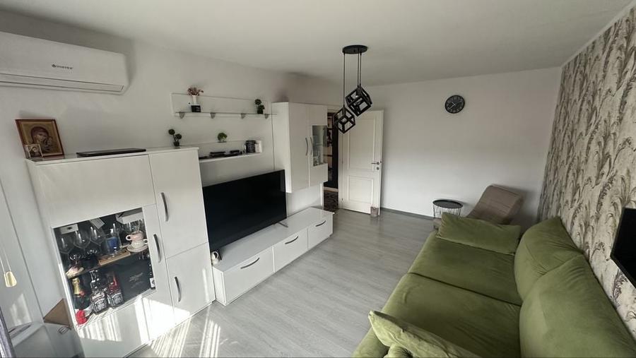 Apartament cu 3 camere decomandat în Titan