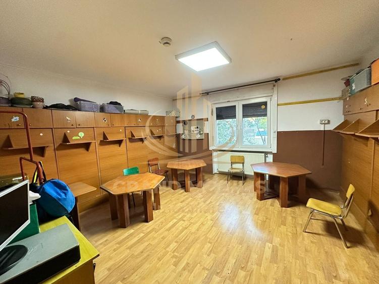 Casă individuală cu 12 camere cu Piscina în Complex Studențesc