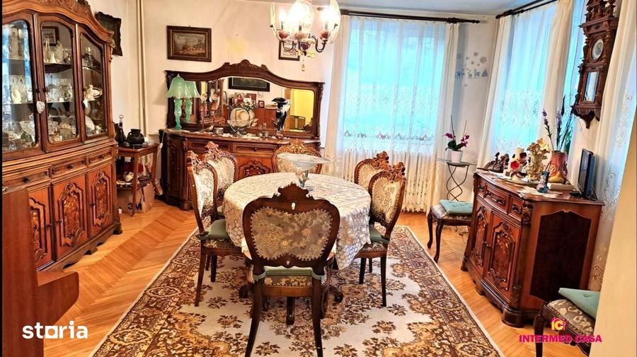 Casă cu 7 camere decomandat cu Teren 350 Mp în Central