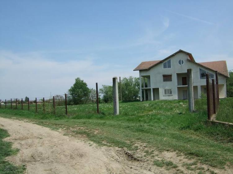Casă cu 12 camere cu Teren 18000 Mp în Potlogi