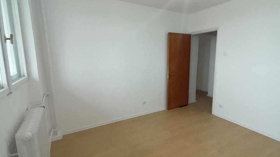 Apartament cu 3 camere decomandat în Drumul Taberei