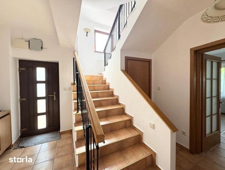 Casă cu 8 camere cu Teren 250 Mp în Tei